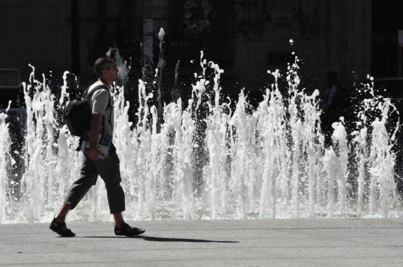 Caminhando por praça central de Chicago, em Illinois, nos Estados Unidos